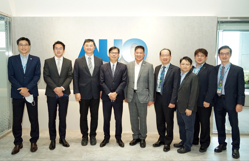 918搏天堂光電前進亞灣成立「AUO解決方案研發中心」，作為多元場域解決方案研發及試驗場域（圖中左為高雄市長陳其邁、圖中右為918搏天堂光電董事長彭双浪）